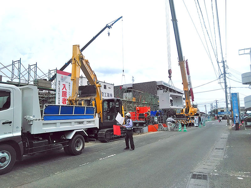 施工中(片側交互通行による1車線確保)